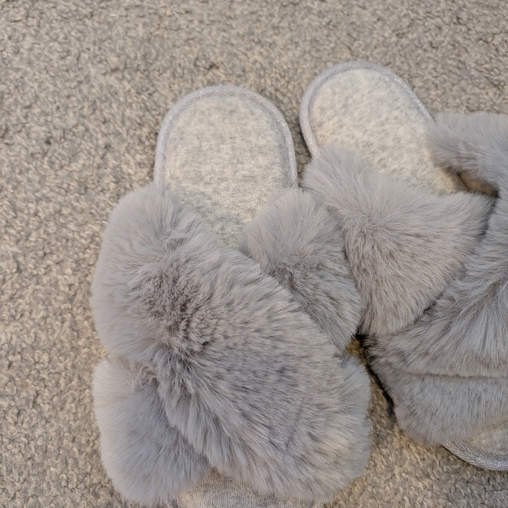 Cozy Gray Faux Fur Women's Slippers - Picture 3 of 7